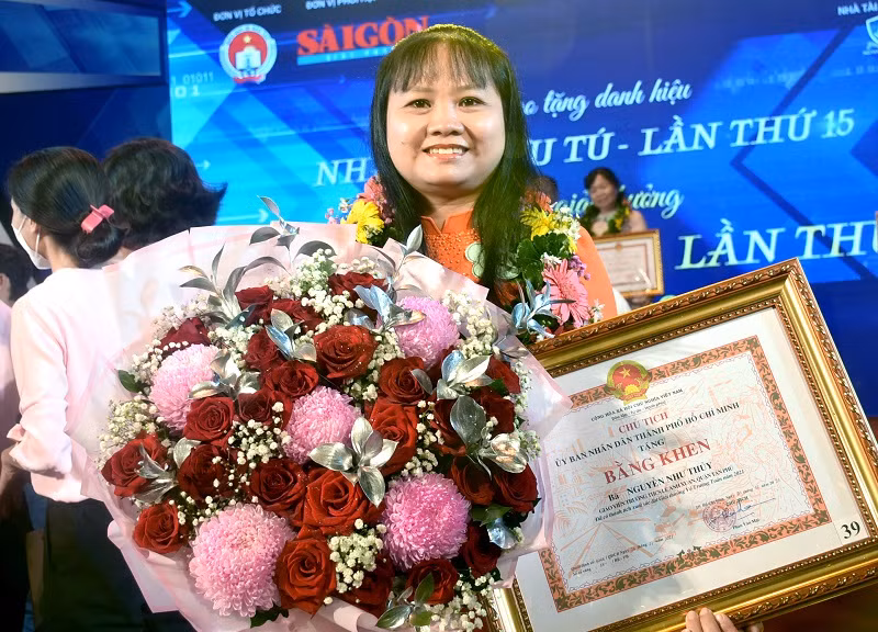 Cô Nguyễn Như Thủy nhận giải thưởng Võ Trường Toản năm 2021. Ảnh: C.Chương