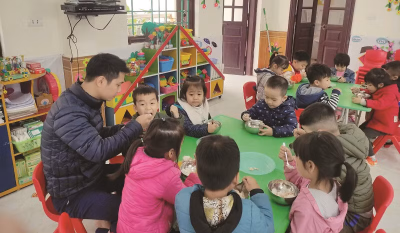 Việc cho trẻ ăn uống đúng giờ, ngủ đủ giấc luôn đòi hỏi sự tỉ mỉ, khéo léo của thầy cô giáo.	Ảnh: TG