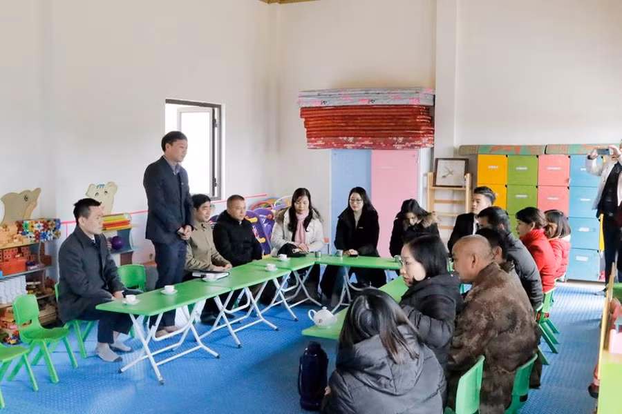 Ông Lê Trọng Đảm, Phó Tổng biên tập Báo Nông nghiệp Việt Nam chia sẻ tại lễ bàn giao công trình xây dựng điểm trường Khuổi Bốc, Trường mầm non Xuân La