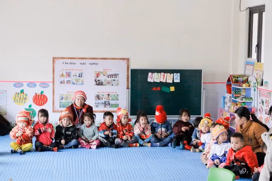 Cô và trò điểm trường mầm non Khuổi Bốc trong ngôi trường mới