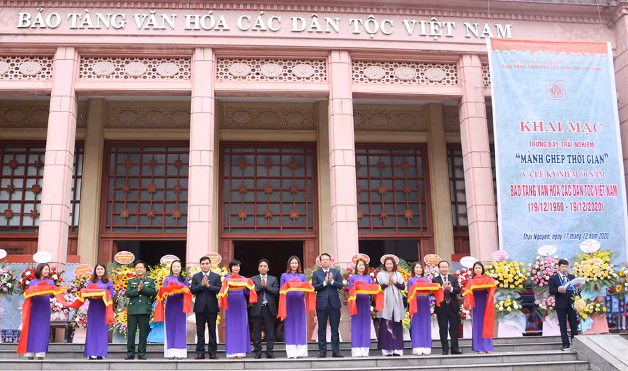 Các đại biểu cắt băng khai mạc trưng bày trải nghiệm