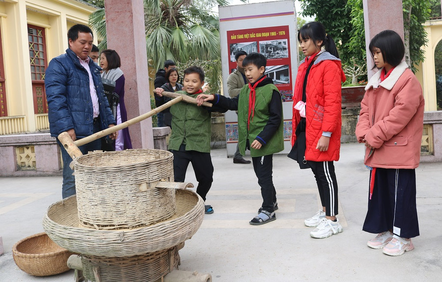 Các em học sinh hào hứng với các trải nghiệm văn hóa lý thú