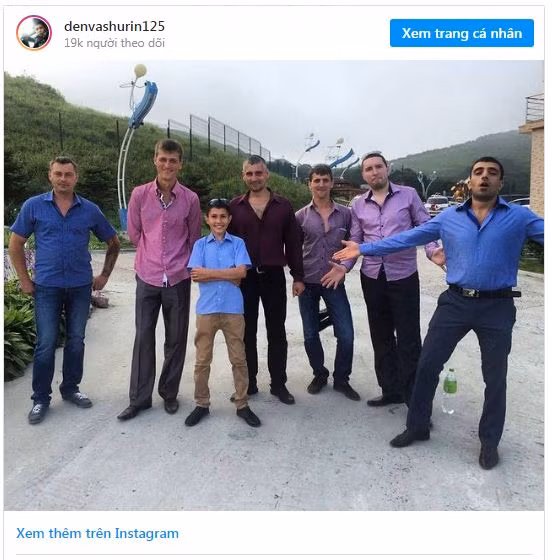 Denis Vashurin cùng bạn bè.