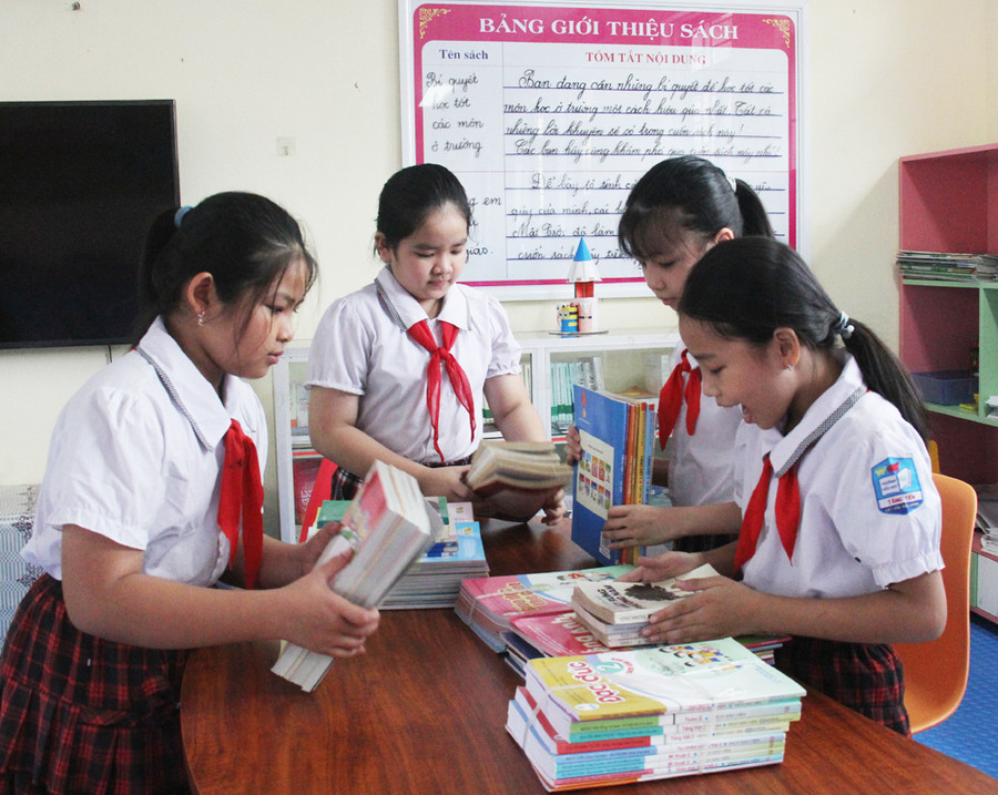 Học sinh Trường Tiểu học Tăng Tiến, huyện Việt Yên (Bắc Giang) sắp xếp sách tặng bạn hoàn cảnh khó khăn. Ảnh minh họa Học sinh Trường Tiểu học Tăng Tiến, huyện Việt Yên (Bắc Giang) sắp xếp sách tặng bạn hoàn cảnh khó khăn. Ảnh minh họa