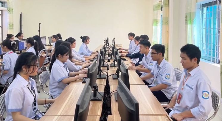 Học sinh Trường THPT chuyên Phan Bội Châu (Nghệ An) trong giờ tin học. Ảnh: NTCC