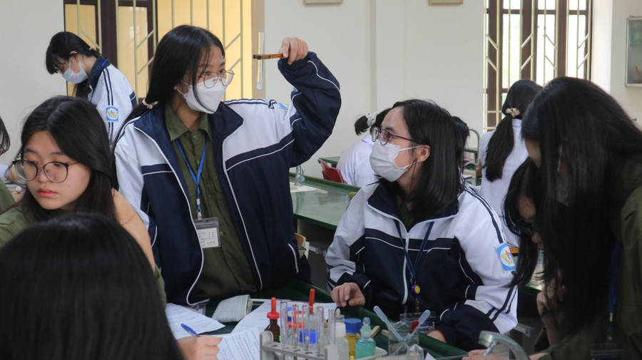 HS Trường THPT chuyên Phan Bội Châu trong tiết thực hành Hóa học.