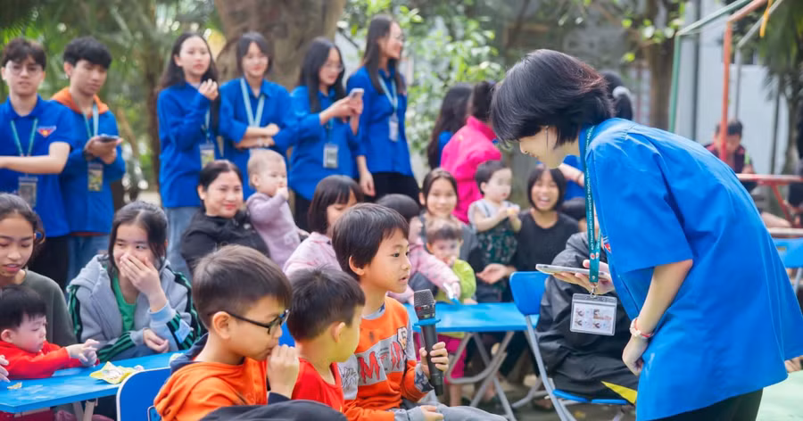 Học sinh Trường THPT chuyên Phan Bội Châu (Nghệ An) tham gia chương trình tình nguyện.