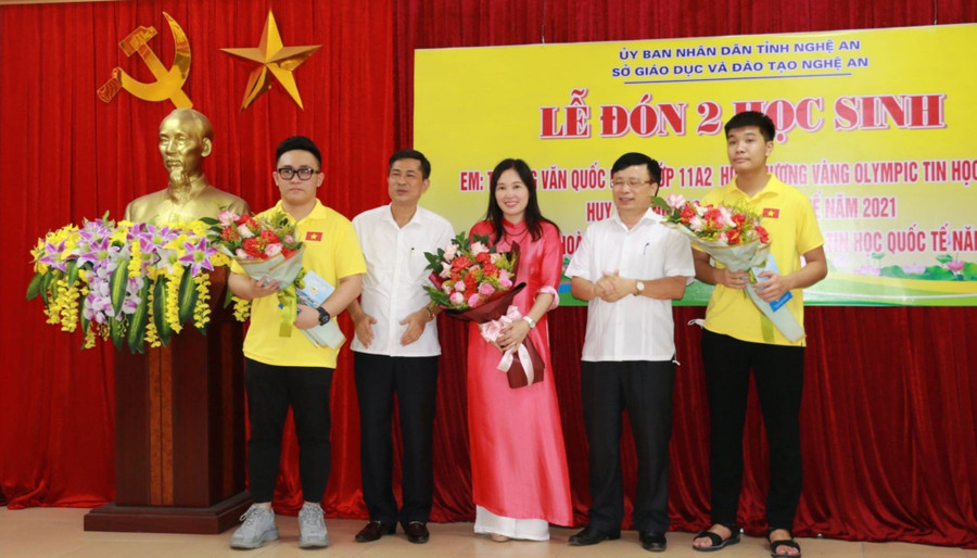 Phó chủ tịch UBND tỉnh Nghệ An Bùi Đình Long (thứ 2 bìa phải), Giám đốc Sở GD&amp;ĐT Nghệ An Thái Văn Thành (thứ 2 bìa trái) chúc mừng học sinh Trương Văn Quốc Bảo - HC Vàng Tin học châu Á năm 2022, HC Bạc Tin học quốc tế năm 2022 (bìa trái) và Nguyễn Hoàng Vũ - HC Bạc Tin học quốc tế năm 2021 (bìa phải). Ảnh: NTCC
