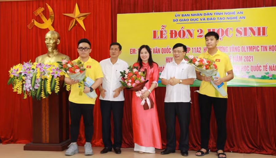 Phó chủ tịch UBND tỉnh Nghệ An Bùi Đình Long (thứ 2 bìa phải), Giám đốc Sở GD&amp;ĐT Nghệ An Thái Văn Thành (thứ 2 bìa trái) chúc mừng học sinh Trương Văn Quốc Bảo - HC Vàng Tin học châu Á năm 2022, HC Bạc Tin học quốc tế năm 2022 (bìa trái) và Nguyễn Hoàng Vũ - HC Bạc Tin học quốc tế năm 2021 (bìa phải). Ảnh: NTCC
