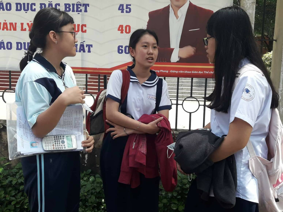 Học sinh trao đổi sau giờ thi môn Toán 