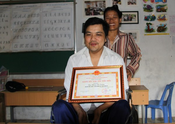 Nhận được bằng khen "Người tốt, việc tốt tiêu biểu" của huyện Chương Mỹ anh Trường vui lắm, anh bảo: "Người tốt, việc tốt là mình có ích cho xã hội rồi". Chị Hường, vợ anh Trường, luôn dõi theo những bước chân của chồng cũng không dấu được niềm hạnh phúc và tự hào.