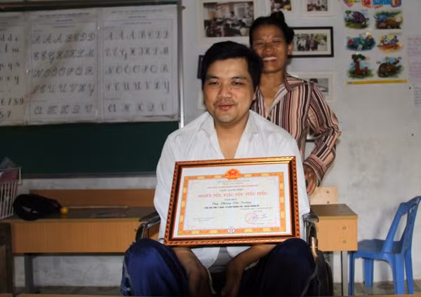 Nhận được bằng khen "Người tốt, việc tốt tiêu biểu" của huyện Chương Mỹ anh Trường vui lắm, anh bảo: "Người tốt, việc tốt là mình có ích cho xã hội rồi". Chị Hường, vợ anh Trường, luôn dõi theo những bước chân của chồng cũng không dấu được niềm hạnh phúc và tự hào.