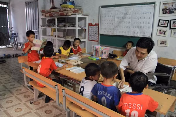 Lớp học viết chữ đẹp của anh Trường đã được 5 năm, những người dân làng Nhân Lý tin tưởng và trân trọng giao con cái của mình cho anh dạy dỗ.