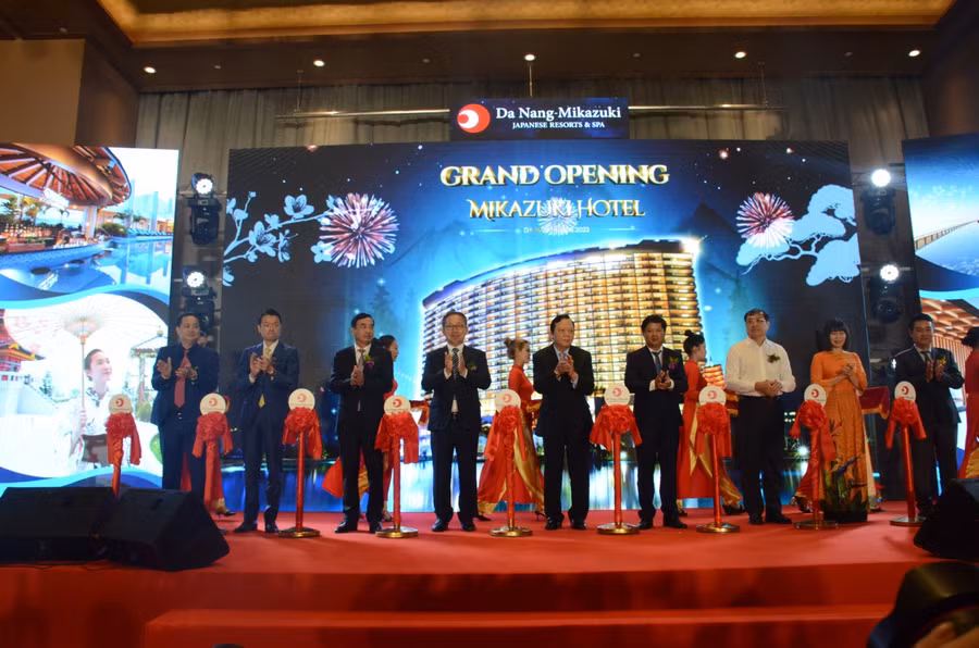 Lãnh đạo UBND thành phố Đà Nẵng cùng các đại biểu cắt băng khai trương Khách sạn Mikazuki
