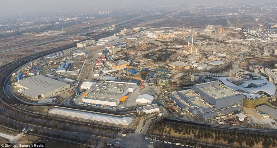 choang ngop khung canh disneyland thuong hai sap khai truong hinh 10