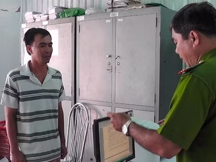 Cơ quan điều tra tống đạt quyết định khởi tố bị can