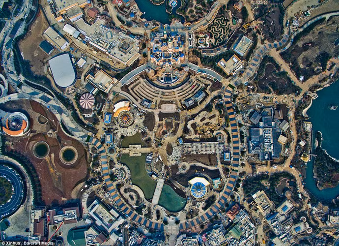 choang ngop khung canh disneyland thuong hai sap khai truong hinh 5