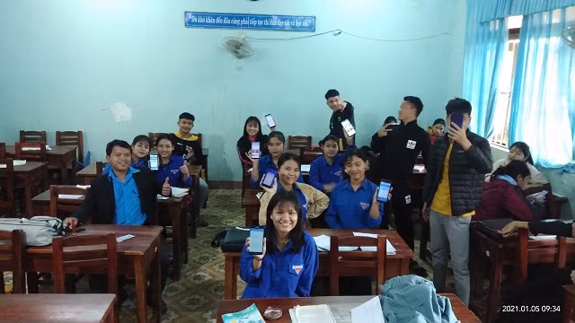 Điện thoại thông minh gần như là phương tiện hỗ trợ duy nhất khi HS tham gia ôn tập trực tuyến (HS Trường Phổ thông dân tôc nội trú Nam Trà My)