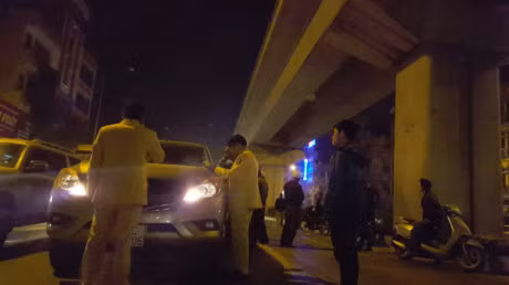 Ha Noi: Chay lan lan uu tien, xe bien xanh gay tai nan lien hoan - Anh 2