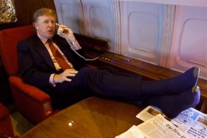 Ông Donald Trump nói chuyện bằng điện thoại trên máy bay riêng vào năm 2000. Ảnh: AP