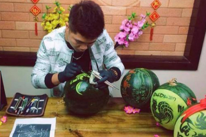 Dưa hấu tỉa hình độc lạ giá nửa triệu đồng đón Tết