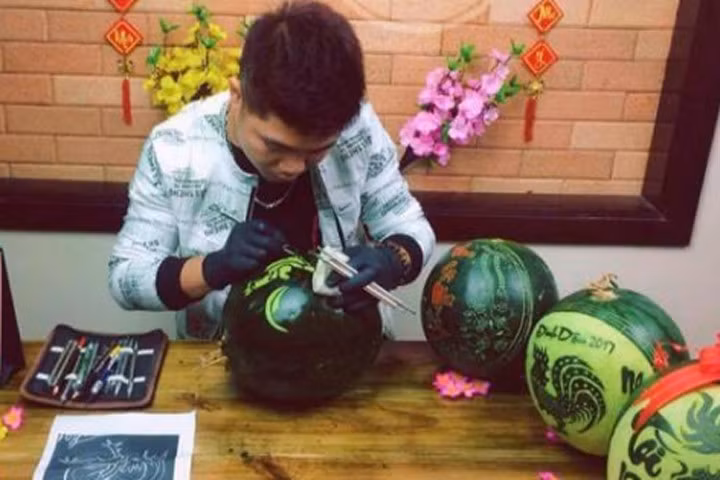 Dưa hấu tỉa hình độc lạ giá nửa triệu đồng đón Tết