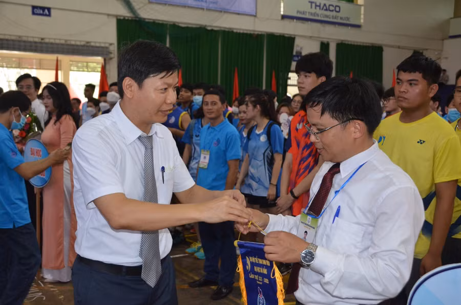 Đại diện lãnh đạo Bộ GD&amp;ĐT tặng cờ lưu niệm cho các đoàn thể thao