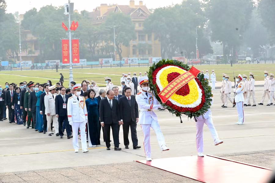 Đại biểu Đại hội Thi đua yêu nước toàn quốc lần thứ X vào Lăng viếng Chủ tịch Hồ Chí Minh. Ảnh: VGP/Nhật Bắc