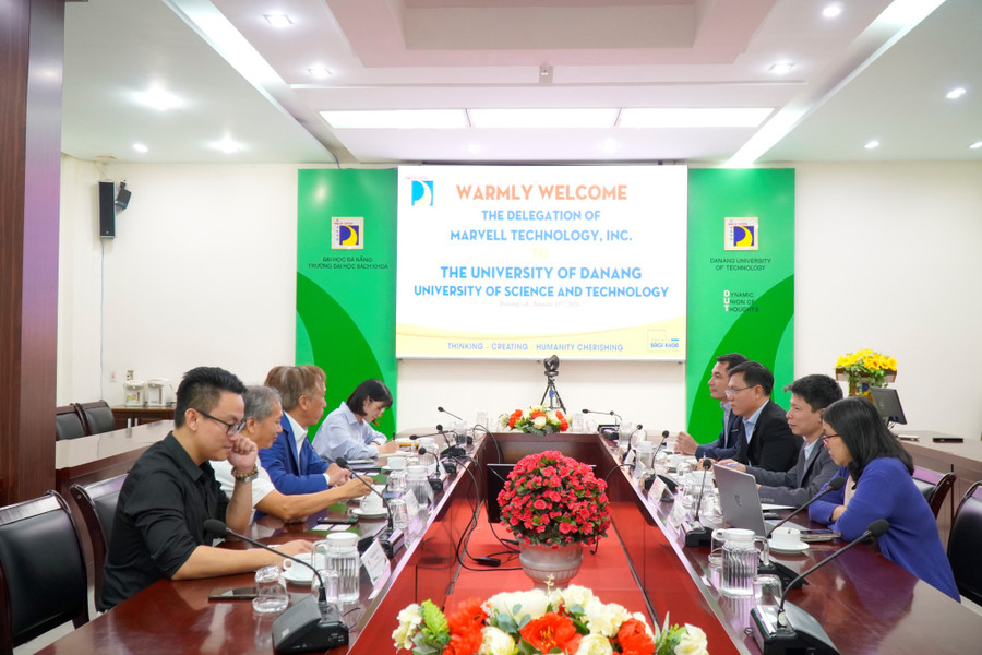 Đại diện Tập đoàn Marvell làm việc với Trường ĐH Bách khoa, ĐH Đà Nẵng để trao đổi hợp tác. Đại diện Tập đoàn Marvell làm việc với Trường ĐH Bách khoa, ĐH Đà Nẵng để trao đổi hợp tác.