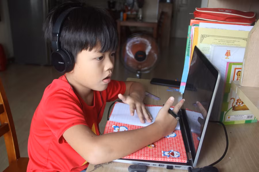 Học sinh tiểu học tại TP.HCM học trực tuyến. Ảnh minh họa 