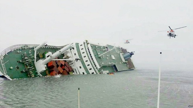 Tàu Sewol, tải trọng 6.835 tấn, chìm ngày 16/4/2014 khi thực hiện hải trình từ Incheon tới Jeju, Hàn Quốc. 340 hành khách trên tàu là học sinh và giáo viên thuộc trường trung học Danwon, gần thủ đô Seoul. Họ đang trên đường tới đảo Jeju trong chuyến dã ngoại của trường. Ảnh: AFP Toàn cảnh thảm kịch chìm tàu Sewol chấn động Hàn Quốc
