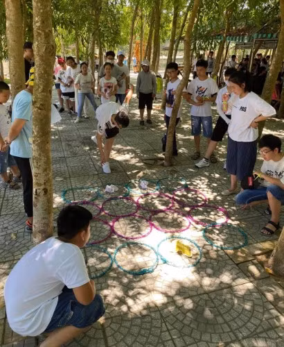 Các trò chơi tập thể cũng là hình thức trao cho trẻ cơ hội khẳng định bản thân. Ảnh minh họa