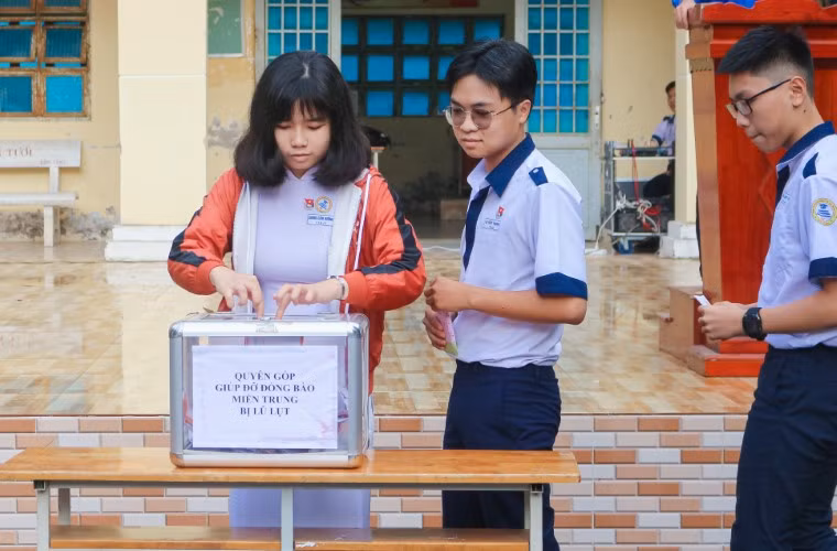 Các em học sinh tham gia ủng hộ đồng bào miền Trung. Ảnh: X. Lương