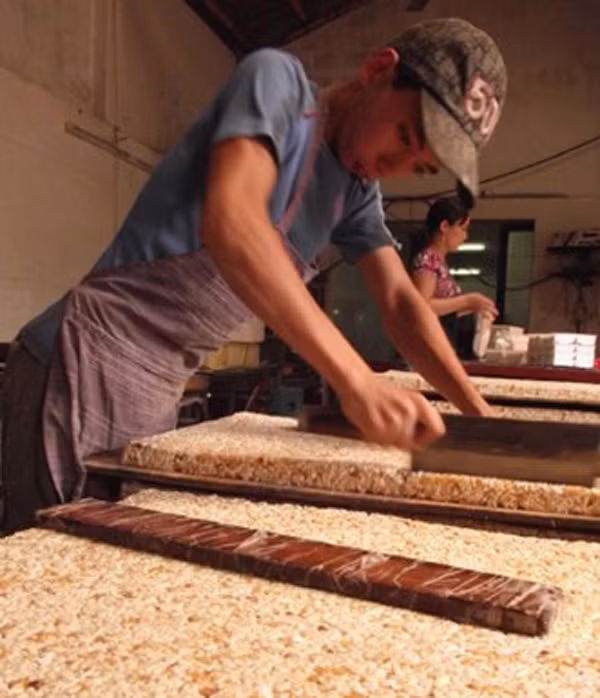 Người làng Nguyễn làm món bánh cáy với bí quyết cổ truyền hơn 200 năm.