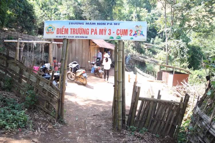 Điểm bản Pá Mỳ 3, cụm 2 là điểm bản thuộc diện gần trung tâm xã nhất, song cũng phải mất hàng giờ đi bộ mới đến được.