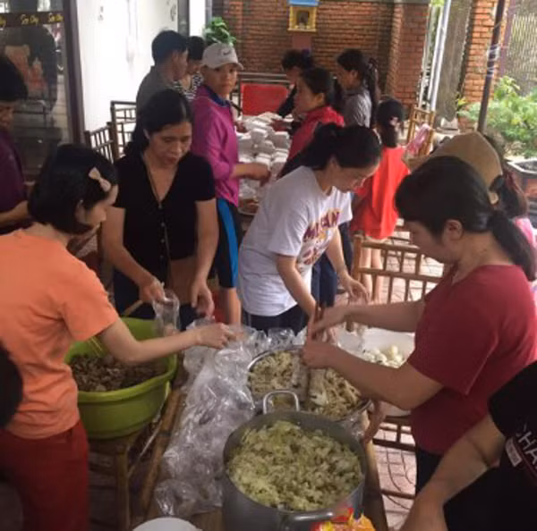 Thầy cô Trường THPT Đông Hà (Quảng Trị) nấu cơm ủng hộ đồng bào vùng lũ.