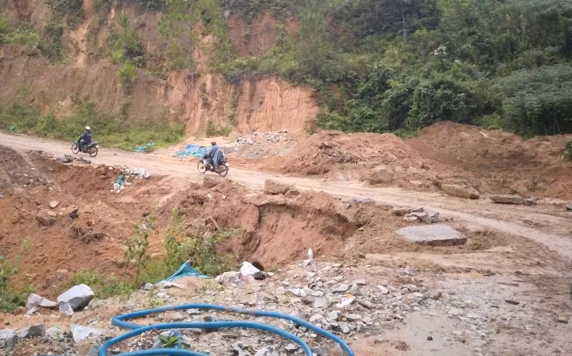 Đường vào nhà nữ sinh xấu số Y Liên bị sạt lở do mưa bão.