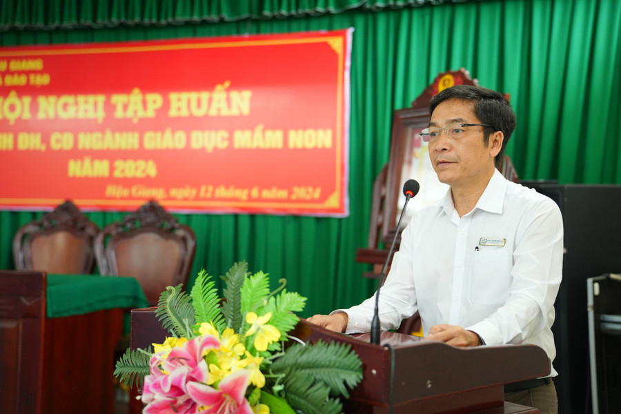 PGS.TS Nguyễn Trung Cang - Phó Hiệu trưởng Trường ĐH Kiên Giang phát biểu tại buổi lễ.