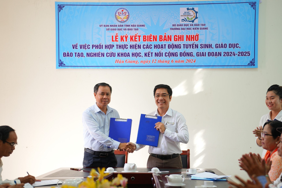 Ông Nguyễn Thanh Giang - Phó Giám đốc Sở GD&amp;ĐT tỉnh Hậu Giang và PGS.TS Nguyễn Trung Cang - Phó Hiệu trưởng Trường ĐH Kiên Giang ký kết biên bản ghi nhớ hợp tác.
