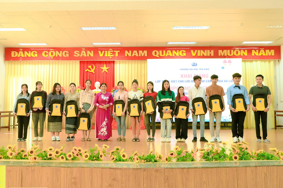 TS Thạch Thị Dân, Phó Hiệu trưởng Trường ĐH Trà Vinh trao quà cho lưu học sinh Campuchia và Lào học tập tại trường.