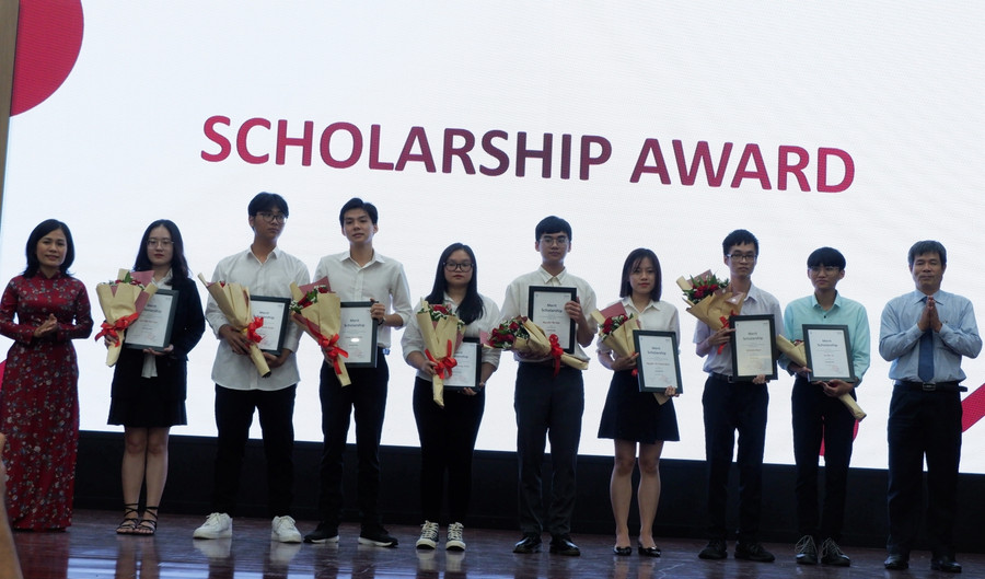 Đại diện VNUK trao học bổng cho tân SV năm học 2020 – 2021.