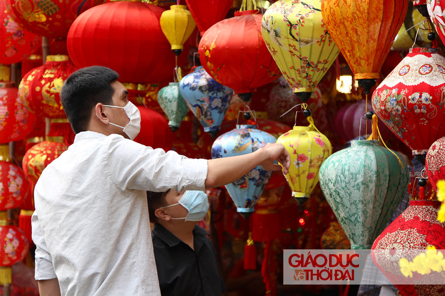 Là con phố tập trung đông người, tuy nhiên, theo ghi nhận, hầu hết những người đến mua hàng tại đường Hải Thượng Lãn Ông đều đeo khẩu trang y tế để đảm ảo an toàn sức khỏe cho bản thân mình.