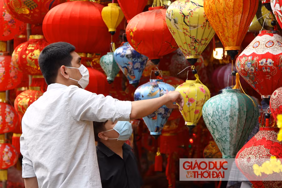 Là con phố tập trung đông người, tuy nhiên, theo ghi nhận, hầu hết những người đến mua hàng tại đường Hải Thượng Lãn Ông đều đeo khẩu trang y tế để đảm ảo an toàn sức khỏe cho bản thân mình.