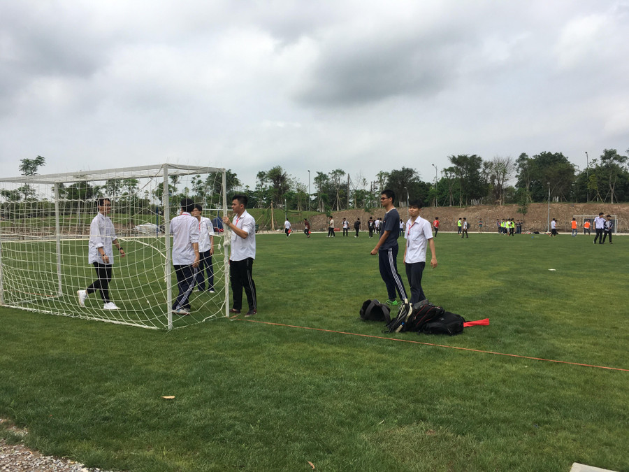 Các học sinh đến tham quan phấn khởi chơi trên sân bóng cơ sở Ecopak ĐH Anh quốc Việt Nam Các học sinh đến tham quan phấn khởi chơi trên sân bóng cơ sở Ecopak ĐH Anh quốc Việt Nam