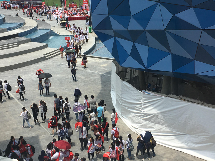 Bất chấp nắng nóng, hàng nghìn học sinh THPT đến tham dự ngày hội Bất chấp nắng nóng, hàng nghìn học sinh THPT đến tham dự ngày hội