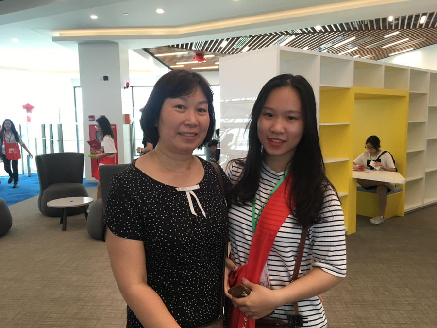 Chị Mai Lan và con gái Mai Thanh tham quan thư viện Chị Mai Lan và con gái Mai Thanh tham quan thư viện