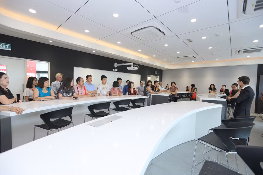 Phòng học hiện đại với mô hình quầy bán vé máy bay, quầy bán các sản phẩm du lịch của ngành học quản trị khách sạn