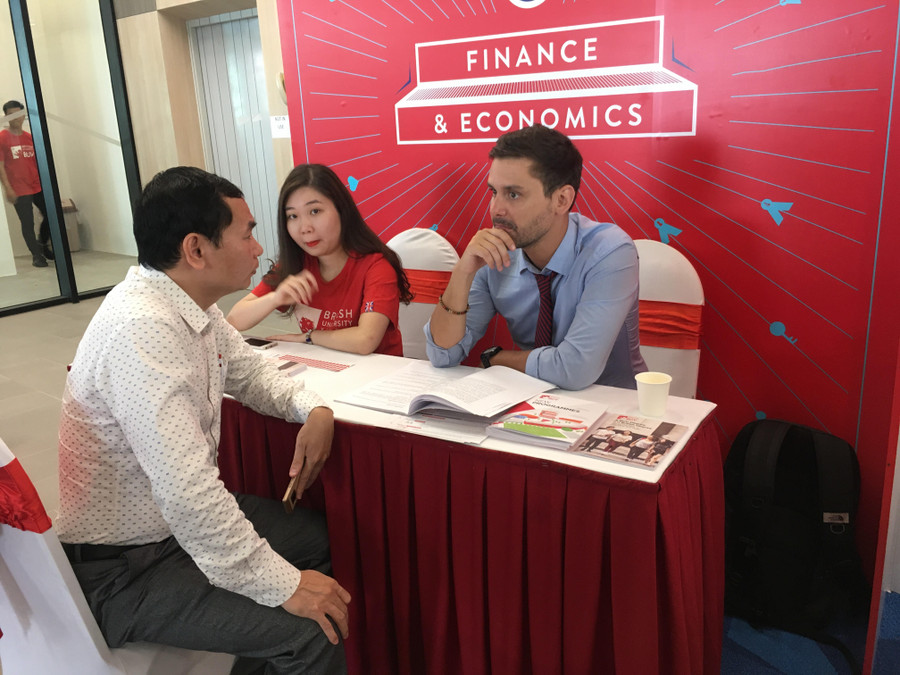 Một phụ huynh trực tiếp trao đổi với chuyên gia nước ngoài Một phụ huynh trực tiếp trao đổi với chuyên gia nước ngoài