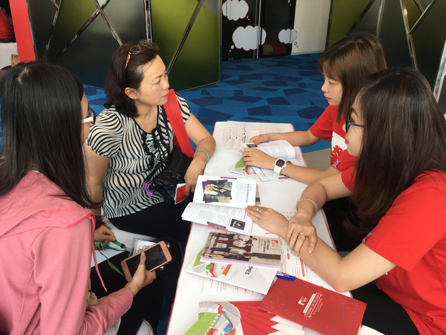 Hai mẹ con tìm hiểu thông tin về ngành học Quản trị kinh doanh Hai mẹ con tìm hiểu thông tin về ngành học Quản trị kinh doanh