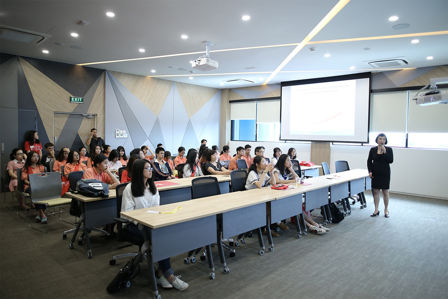 Bà Huỳnh Mỹ Linh - GĐ Nhân sự Indochina chia sẻ với học sinh đến tham quan Bà Huỳnh Mỹ Linh - GĐ Nhân sự Indochina chia sẻ với học sinh đến tham quan